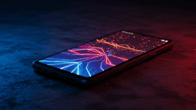 Android yazılım modifikasyonu kapsamlı rehberi için öne çıkan görsel: İçinden parlak ve renkli bir ışık sızan, potansiyeli ve yeni olasılıkları simgeleyen modern bir akıllı telefon.