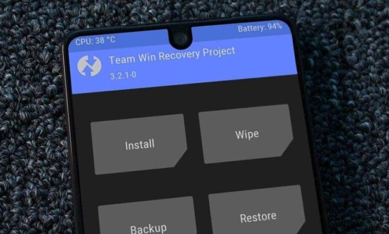 TWRP ekranında bir android telefon